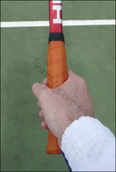 La prise marteau au tennis