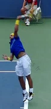 Rafael Nadal au service - juste avant l'impact