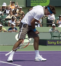 Roger Federer casse sa raquette