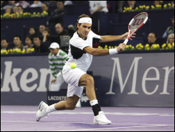 Roger Federer faisant un revers coupé