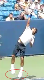 Roger Federer au service - extension des jambes à l'impact