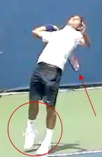 Roger Federer au service - extension des jambes pendant la boucle