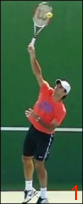 Roger Federer au service, impact avec la balle