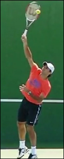 Roger Federer au service, impact avec la balle