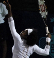 Serena Williams au service, position armé
