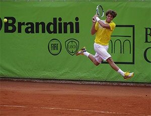 Joueur de tennis qui saute