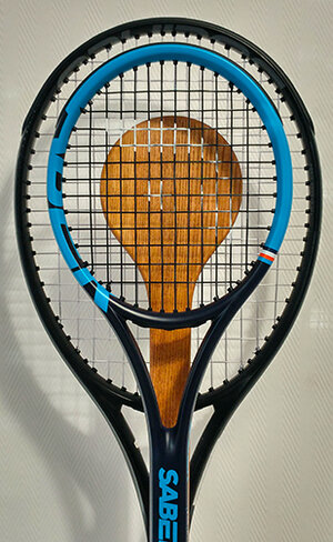 Taille du tamis du Tennis Saber comparée au Pointer et à une raquette classique