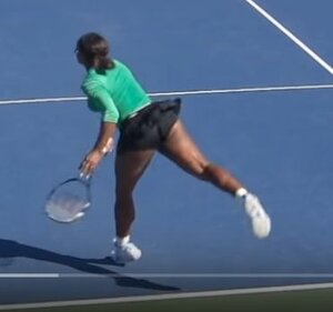 Service slicé, fin de geste de Serena Williams