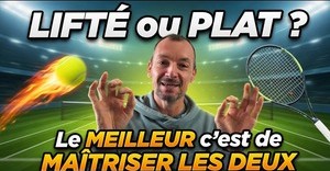 Jouer lifté ou à plat au tennis