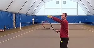 Le lancer de balle pour le service au tennis