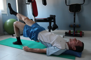 Exercices de gainage pour les muscles du bas du dos sur une jambe