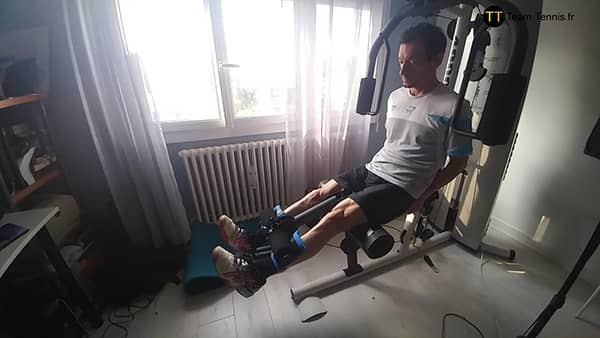 Musculation cuisses tennis - extension jambes avec machine