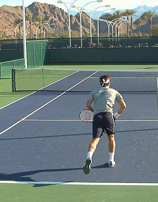 Roger Federer au service - Fin de geste, réception sur la jambe droite